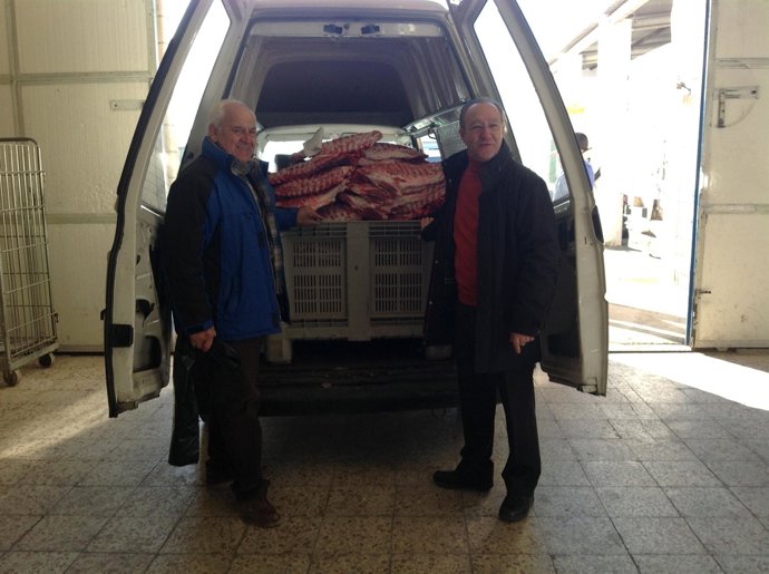 Reparto De Carne Por El Club Rotario De Cáceres