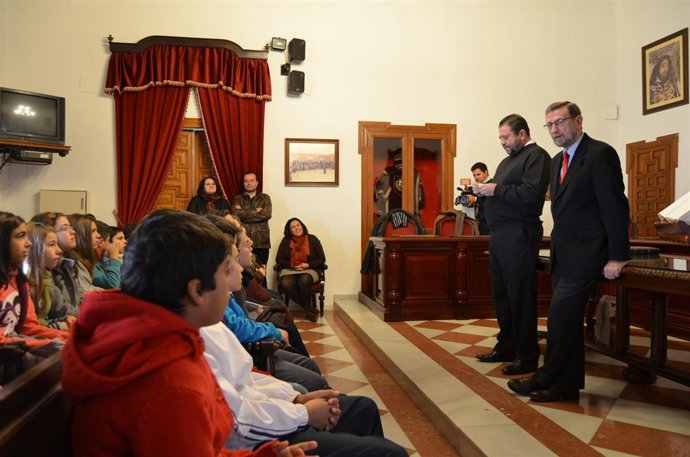 Gracia (dcha.), junto al alcalde de Montoro, se dirige a los escolares