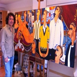 El artista junto a una de sus obras