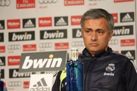 Fútbol/Liga Campeones- Mourinho: "Otros equipos tienen la posibilidad de controlar las tarjetas sin ser sancionados"