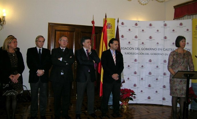 Sanz (D) en el acto de la Constitución
