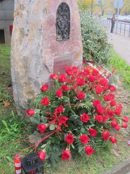 Monolito en recuerdo de Inaxio Uria. 
