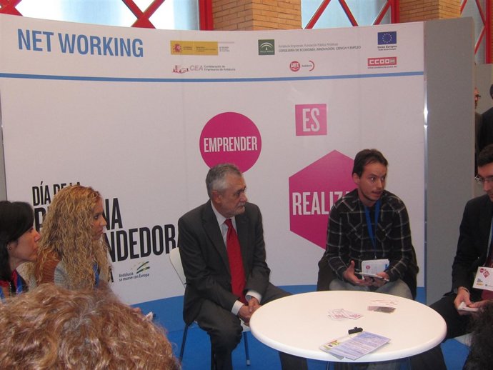 El presidente de la Junta, José Antonio Griñán, con un grupo de emprendedores