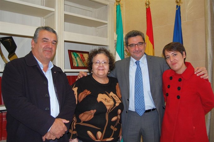 La presidenta de Cruz Roja, Amalia Gómez, con el alcalde alcalareño