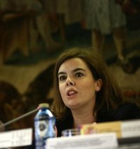 Sáenz de Santamaría dice que la Constitución sirve de "vínculo" pese a que "muchos se esfuerzan en levantar fronteras"