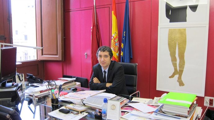 El consejero Pedro Alberto Cruz en su despacho