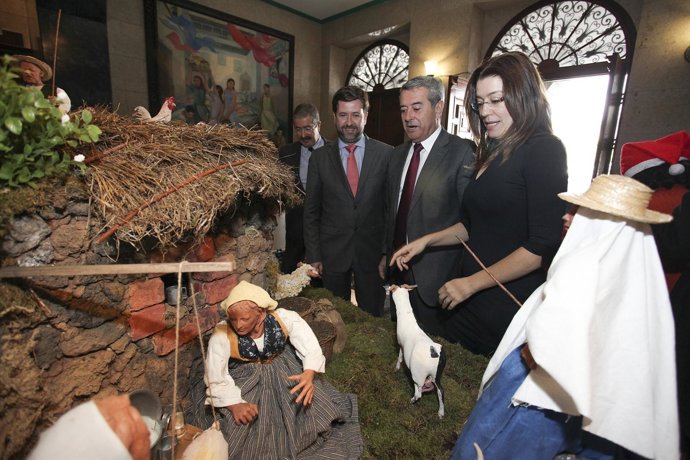 Alonso, Abreu y Conde, junto al Belén