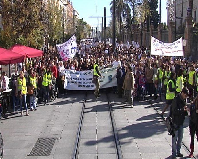 Feaps-A se manifiesta en Sevilla por los recortes