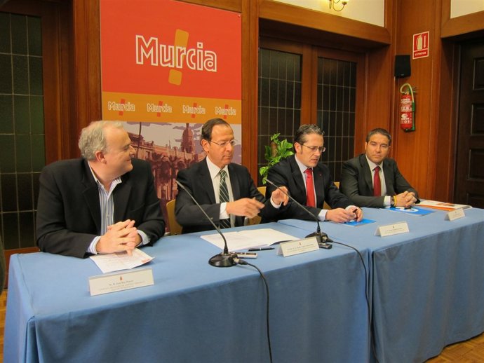 Imagen del acto de la firma entre Cespa Murcia y Desguace París