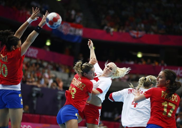 Selección española femenina de balonmano ante Dinamarca