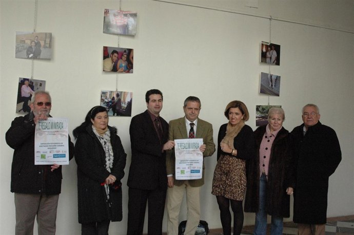 Fuentes y Botella (centro) en la inauguración de la muestra