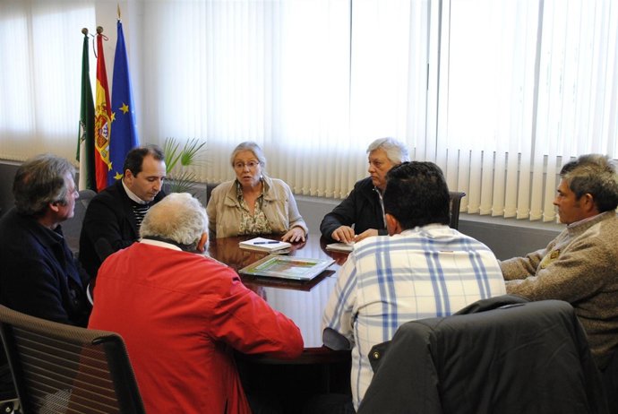 La delegada de Obras Públicas, Carmen Lloret, con el sector piñero. 