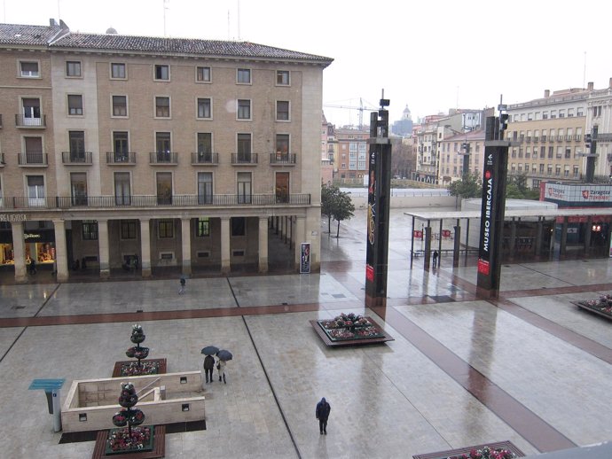 Lluvia En La Plaza Del Pilar De Zaragoza. Lluvia, Temporal