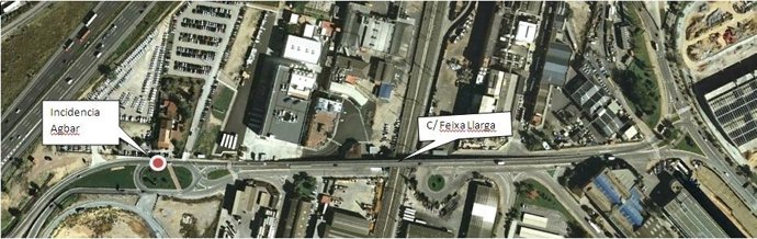 Calle Feixa Llarga afectada por un escape de agua en el CZFB