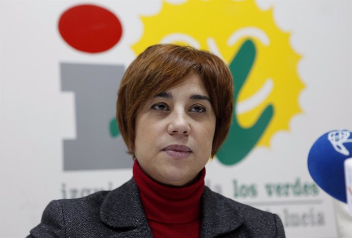 La parlamentaria andaluza de IU Lola Quintana en rueda de prensa