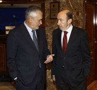 Griñán comparte con Rubalcaba que el PSOE no tiene que "socorrer al capitalismo financiero"