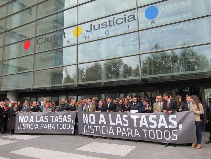 Abogados Concentrados En Valencia En Contra De Las Tasas Judiciales