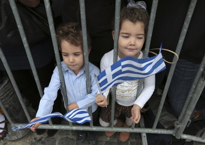 Grecia distribuirá leche y fruta para evitar la desnutrición infantil