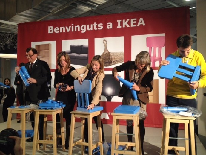 F.X.Mena, M.Capdevila, B.Frau, C.Julin y J.Quiñones, en la tienda Ikea