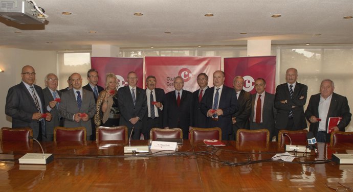 Representantes De Las Cámaras De Comercio Catalanas Con El Carné Del Club Cambra