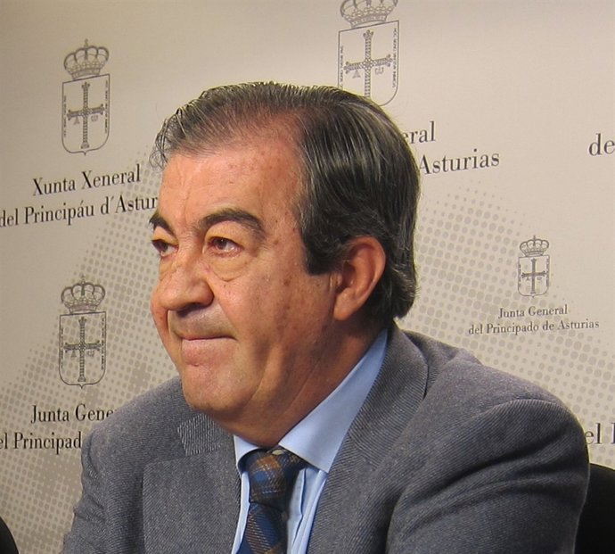 Cascos, en rueda de prensa en la Junta General.