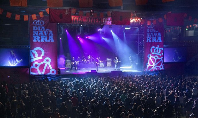 Público asistente al Festival Joven del Día de Navarra.
