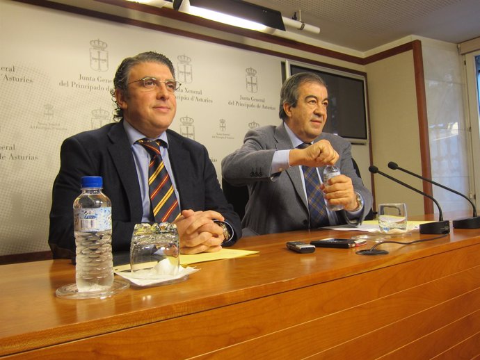 Martínez y Cascos (derecha), en rueda de prensa.
