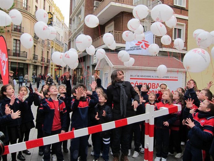 Tejero, rodeado de niños, junto a la barrera, durante la suelta de globos