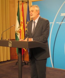 El presidente de la Junta, José Antonio Griñán, hoy en rueda de prensa