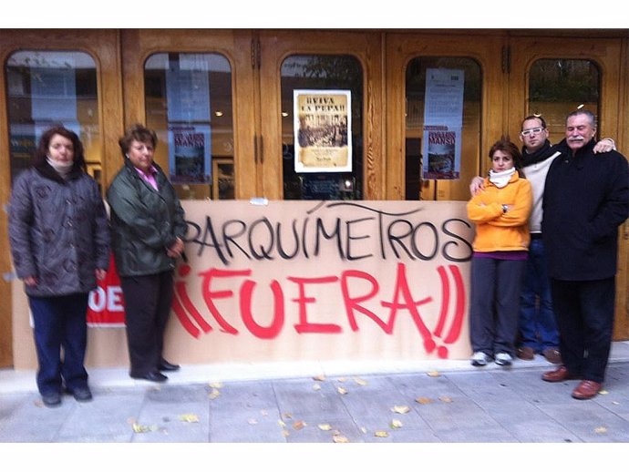 Los cinco concejales del PSOE en Valdemoro encerrados por los parquímetros
