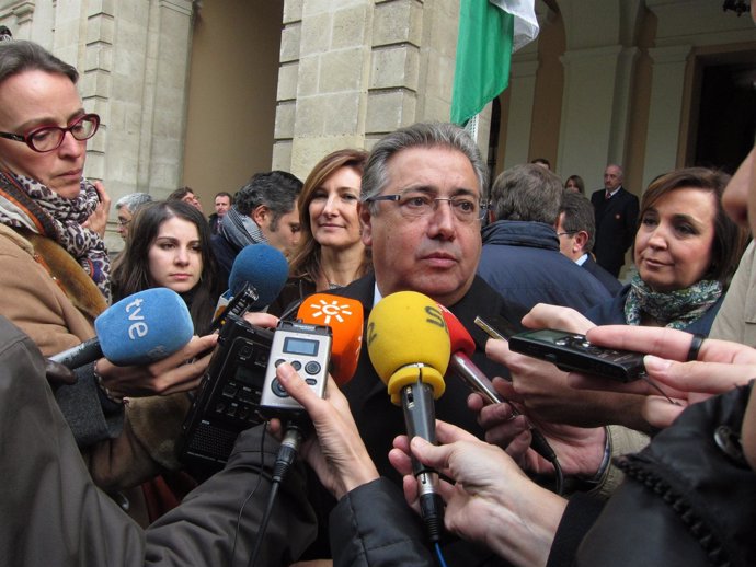 Zoido en declaraciones a los periodistas ante el Ayuntamiento de Sevilla