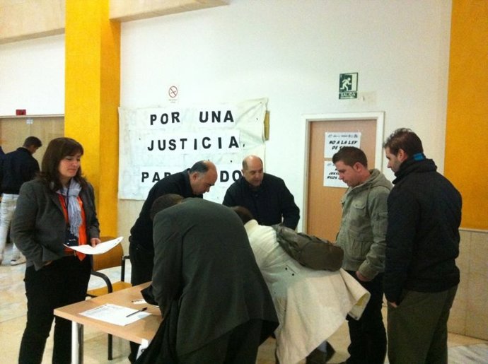 Recogida de Firmas en Juzgados Caleta