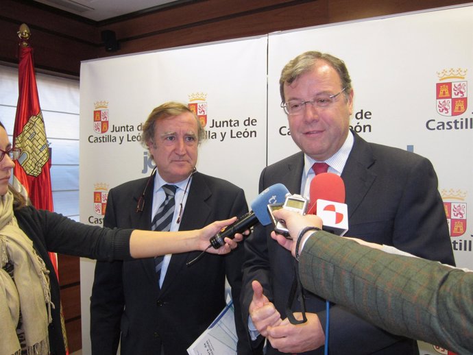 Enrique Pascual, a la izquierda, junto al consejero de Fomento de CyL.