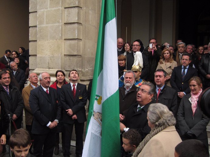 Zoido iza la bandera de Andalucía en un acto por el 4 de diciembre