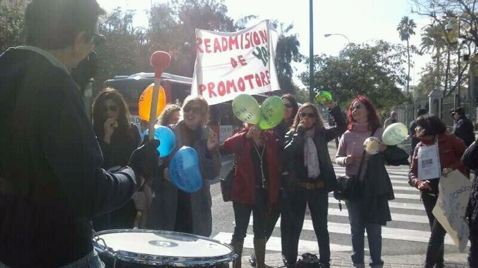 Protesta de los promotores de empleo ante el Parlamento andaluz