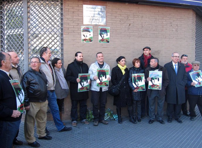 José Antonio Castro y miembros de IU en el homenaje a García Caparrós