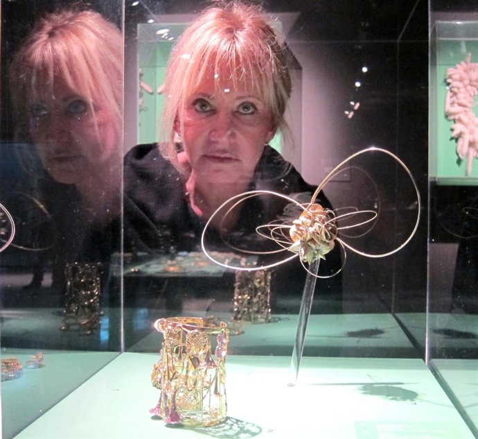 Diane Venet posa junta a algunas de sus piezas en el IVAM