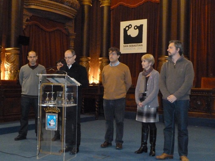 Juan Karlos Izagirre acompañado de miembros del Gobierno Municipal