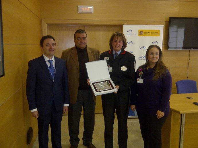 Una vigilante del aeropuerto recibe un premio de Aena