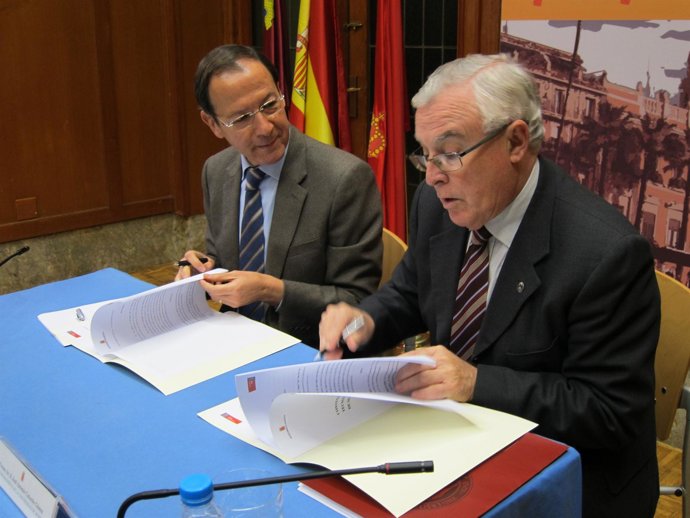 Cámara y Cobacho firman el acuerdo