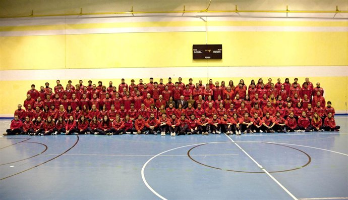 Foto de familia de los equipos federados con el rector