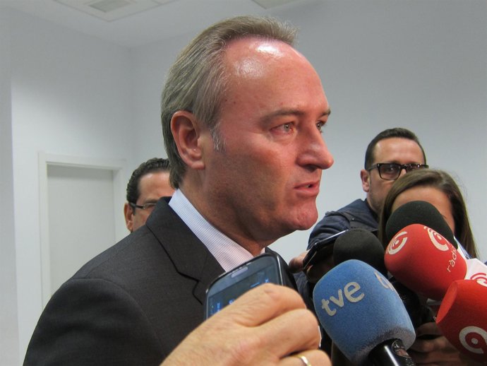 Alberto Fabra atiende a los medios en imagen de archivo