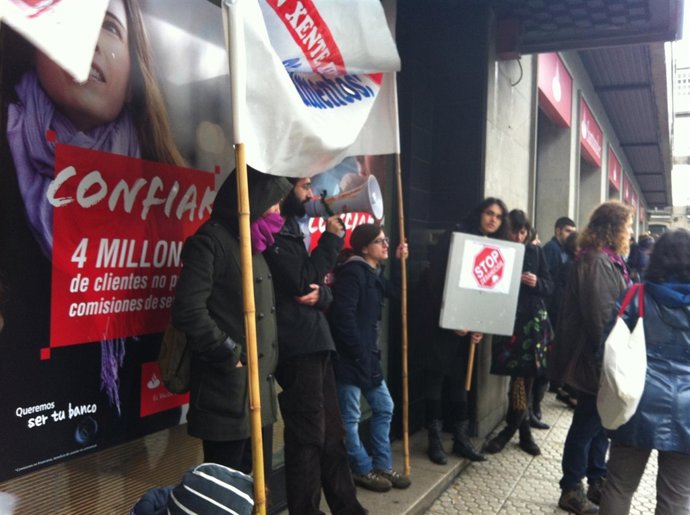 Stop Desahucios Compostela se encierran en el Banco Santander