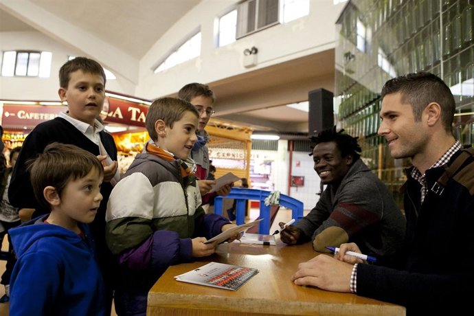 Dos jugadores de Osasuna en el Mercado del Ensanche.