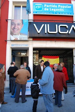 El alcalde de Leganés repartiendo ejemplares de la Constitución