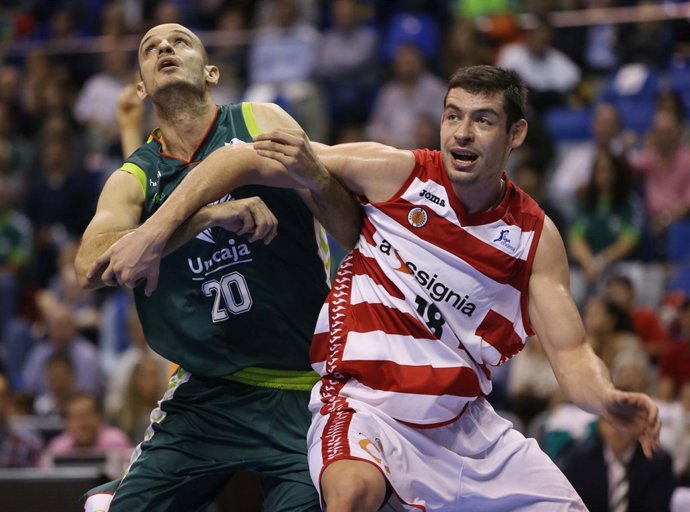 Carlos Jiménez Unicaja Baloncesto     Alexander Yanev Assignia Manresa 