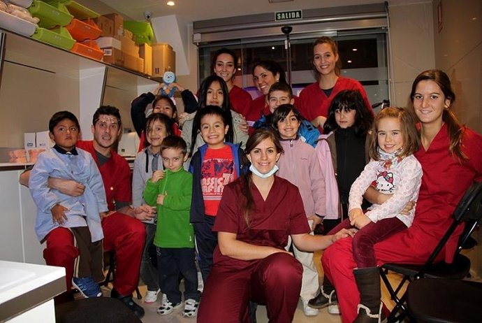 Imagen de los menores y los médicos que los han atendido en CEOS