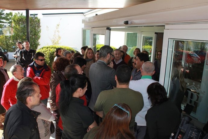 El alcalde de Ayamonte visita a los trabajadores del parador. 