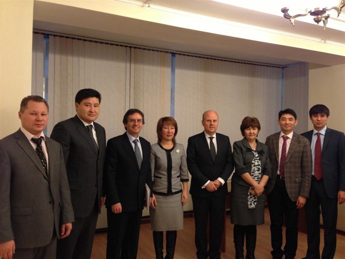 Buch junto a Galiya Dgoldybayeva, Yernar Bakenov y sus equipos