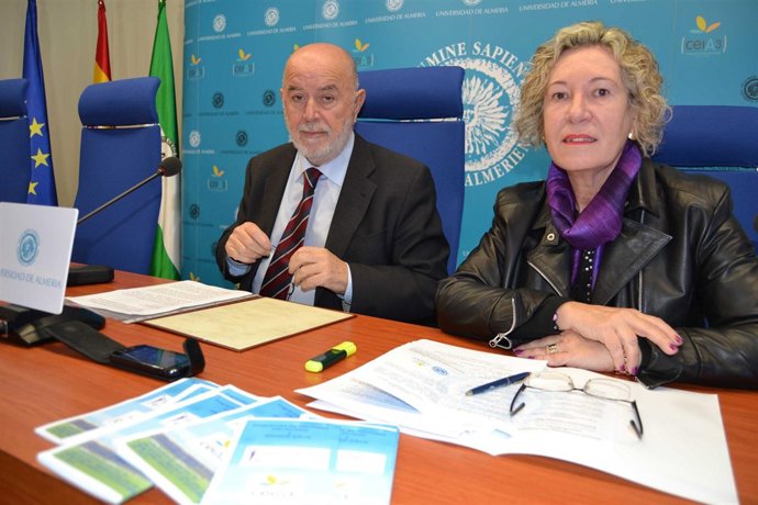 El rector de la UAL, Pedro Molina, presenta las becas 'UALMundo'